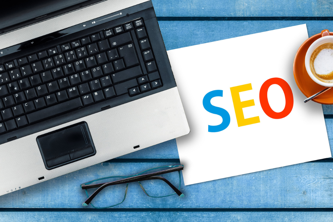 This graphic highlights a mobile-friendly site architecture layout. It demonstrates how responsive design integrates with clean navigation and fast load speeds, contributing to better mobile SEO rankings.